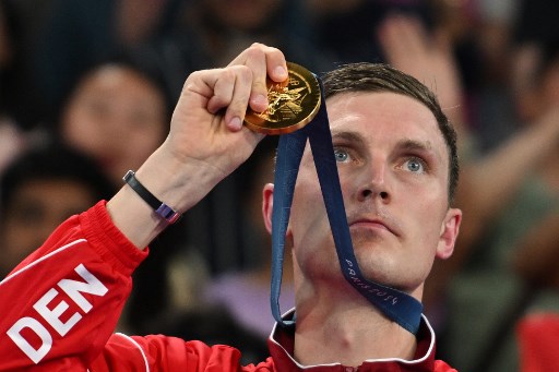 Pemain Denmark itu menjadi pebulu tangkis pertama yang mempertahankan gelar tunggal putra Olimpiade sejak legenda bulu tangkis Tiongkok, Lin Dan yang menang pada tahun 2008 dan 2012.