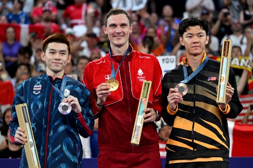 Sementara, perak yang diraih Vitidsarn merupakan medali Olimpiade pertama Thailand di cabang olahraga bulu tangkis. Dan tunggal putra Malaysia Lee Zii Jia mengklaim medali perunggu.