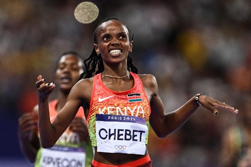 Kipyegon yang juara dunia 5.000 meter putri, melintasi garis finis pada posisi kedua tetapi didiskualifikasi karena mendorong pelari lain pada putaran terakhir.