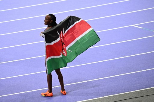 Pelari Kenya Beatrice Chebet merebut medali emas 5.000m putri pada Senin, 5 Agustus 2024 malam waktu setempat, di Stade de France, Paris.