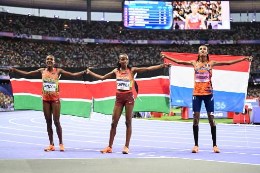 Keputusan itu membuat Hassan naik ke urutan dua untuk mendapatkan medali perak dengan catatan waktu 14 menit 30,61 detik, sementara pelari Italia Nadia Battocletti meraih perunggu dengan catatan waktu 14 menit 31,64 detik.