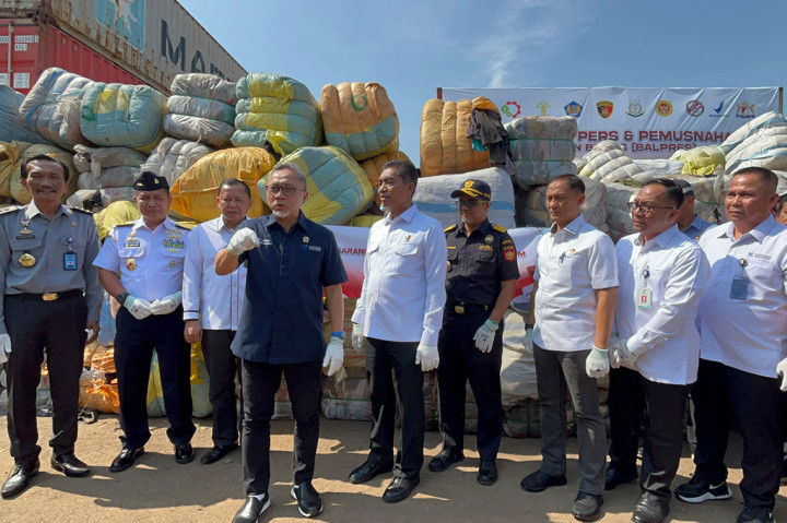Menteri Perdagangan (Mendag) Zulkifli Hasan (Zulhas) mengungkap gebrakan Satuan Tugas (Satgas) Pengawasan Barang Impor Ilegal. Ribuan bal pakaian bekas yang dikirim dari luar negeri dengan dokumen tidak lengkap telah disita.