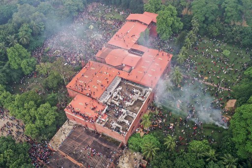 Bekas kediaman Shaikh Hasina juga tak luput dari aksi penjarahan, demikian dilaporkan UNB yang mengutip para pemimpin partai.