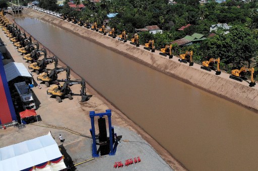 Kanal tersebut akan menawarkan alternatif untuk transit melalui Vietnam, yang memungkinkan Kamboja mengurangi biaya transportasi dan mengurangi ketergantungan pada pelabuhan-pelabuhan Vietnam.