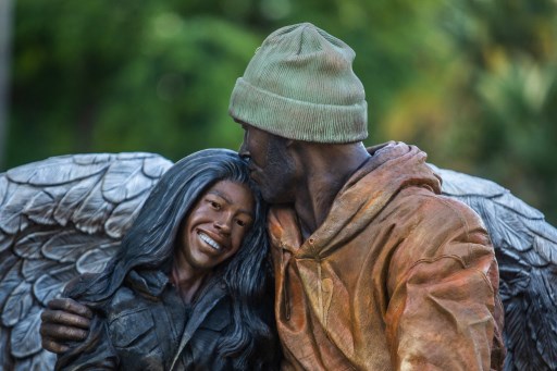 Sebuah patung mendiang bintang Los Angeles Lakers Kobe Bryant dan putrinya, Gigi Bryant, Diresmikan dalam sebuah upacara tertutup pada hari Jumat, 2 Agustus 2024.