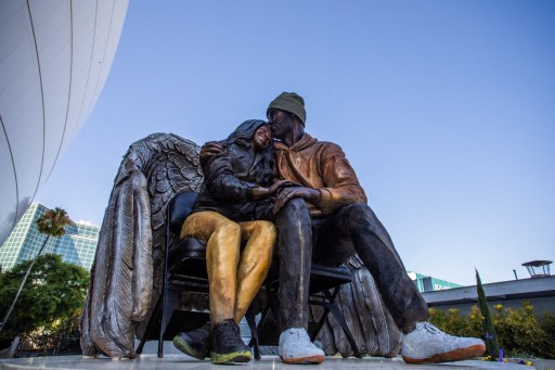 Patung tersebut terletak di 11th Street, di luar Crypto.com Arena, dekat monumen Los Angeles Kings. 