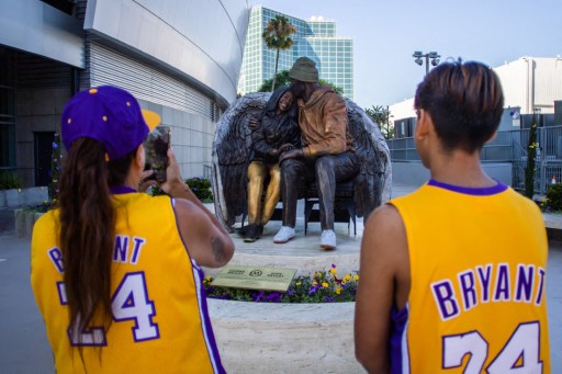 Patung tersebut adalah yang kedua dari tiga monumen yang direncanakan untuk Kobe Bryant, yang meninggal dalam kecelakaan helikopter bersama dengan Gigi Bryant dan tujuh orang lainnya pada Januari 2020 silam.