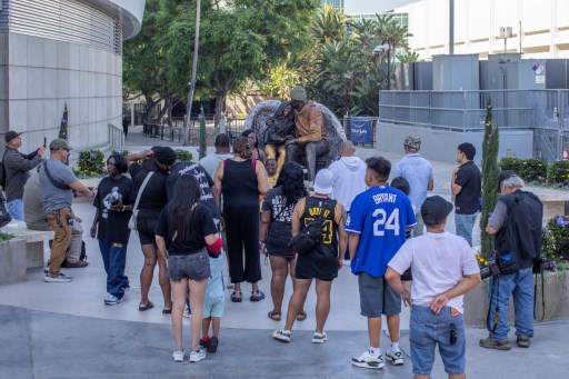 Tanggal peluncuran patung baru tersebut - 8/2/24 - memiliki makna numerologi yang mirip dengan upacara di bulan Februari (2/8/24), yang mewakili nomor jersey Bryant (8 dan 24) bersama Lakers dan nomor 2 yang dikenakan Gigi sebagai pemain Mamba Academy milik Bryant.