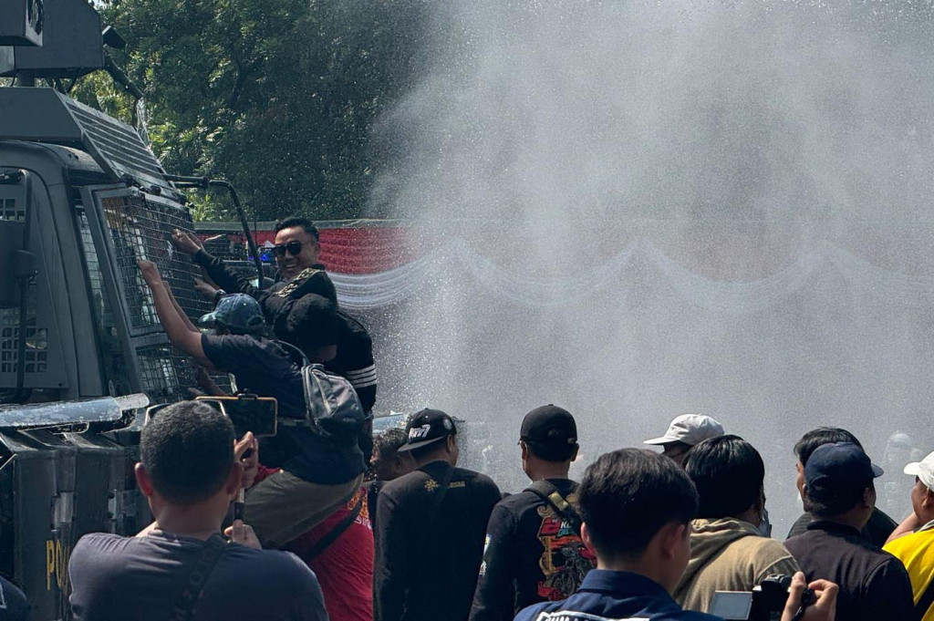 Deny berharap kepada seluruh anggota yang terlibat dalam pengamanan untuk tetap semangat, menjaga kebersamaan dan profesional dalam menjalankan tugas. Deny juga menyatakan optimisme, Kabupaten Sidoarjo selalu aman dan kondusif, sehingga pelaksanaan Pilkada 2024 akan berlangsung sukses.