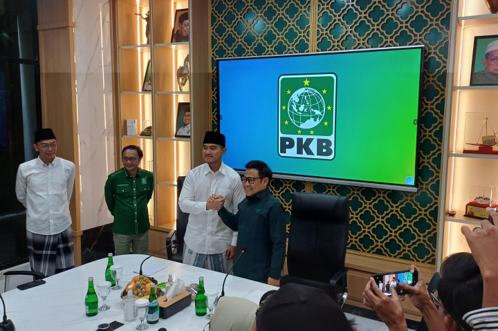 Pantauan Medcom.id, Kaesang memakai kemeja lengan panjang putih dan kain sarung bermotif dengan warna putih biru. Dia juga memakai kopiah berwarna hitam.