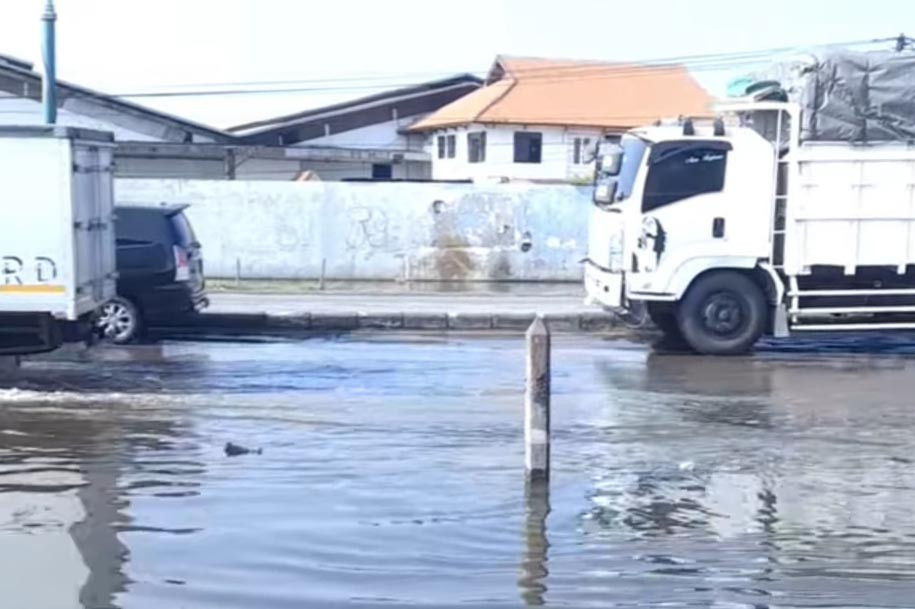 Banjir rob di Kabupaten Demak bahkan telah menembus hingga jalur Pantura Semarang-Demak hingga mengakibatkan lalulintas tersendat terutama kendaraan dari arah barat (Semarang) karena air sungai di sepanjang ruas itu penuh dan meluber. 