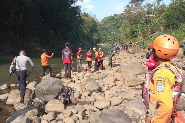 Saksi mata dan seorang pemancing, Saripin, 50, mengatakan, dirinya mendengar suara dari atas jembatan Cirahong jatuh ke dalam sungai Citanduy hingga melihat korban terbawa arus dengan aliran darah dan akhirnya tenggelam. Namun, lokasi tenggelamnya berada di aliran paling dalam hingga tidak bisa berani untuk menolongnya lantaran air sungai cukup deras.
