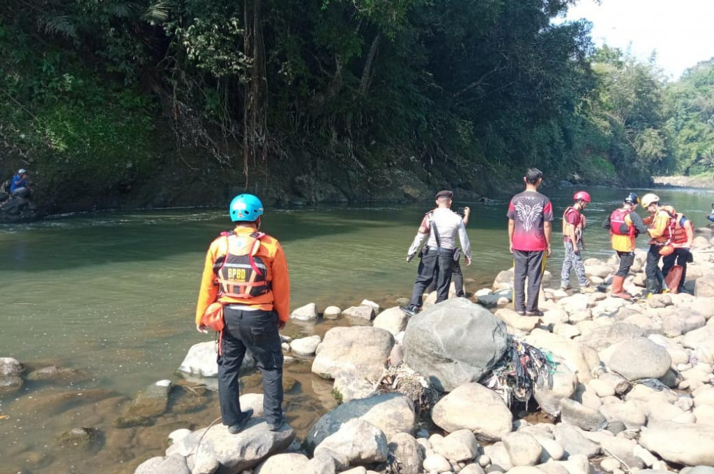Yogi Firmansyah, 23, warga Dusun Desa, Desa Dewasari, Kecamatan Cijeungjing, Kabupaten Ciamis, diduga mengakhiri hidupnya dengan melakukan aksi bunuh diri dengan terjun dari Jembatan Cirahong, Sungai Citanduy, Desa Pawindan, Kecamatan Ciamis, Jawa Barat. Kejadian tersebut, terjadi Selasa, 6 Agustus 2024 sekitar pukul 12.30 WB hingga tubuh korban masih belum ditemukan.