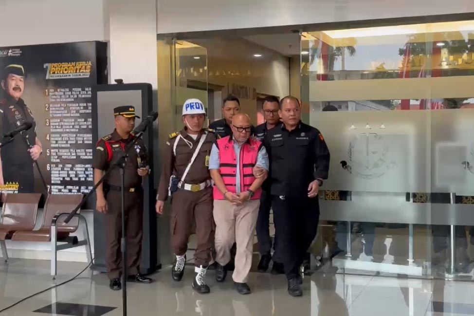 Kejaksaan Agung (Kejagung) membeberkan peran tersangka baru kasus korupsi proyek pembangunan Tol Layang Jakarta-Cikampek (Tol Sheikh Mohammed Bin Zayed/MBZ). Tersangka ini ialah Dono Prawoto (DP) selaku Kuasa KSO PT Waskita–Acset.