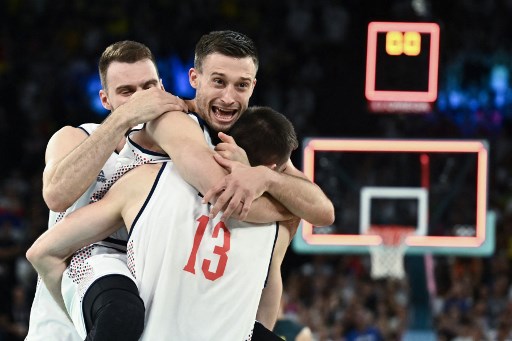 Serbia menciptakan salah satu comeback terbesar dalam sejarah bola basket Olimpiade dengan membalikkan ketertinggalan 24 poin melawan Australia untuk meraih kemenangan 95-90 lewat perpanjangan waktu (overtime). Kemenangan tersebut memastikan tempat mereka di semifinal.