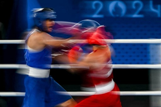Petinju kontroversial asal Aljazair, Imane Khelif, melangkah ke babak final kelas 66kg putri Olimpiade Paris setelah mengalahkan Janjaem Suwannapheng dari Thailand dengan skor telak 5-0 pada Rabu, 7 Agustus 2024 dini hari WIB.