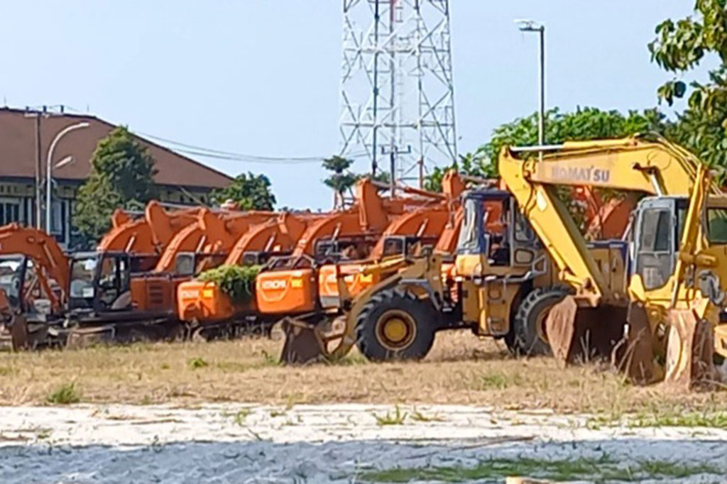 Di tengah berjalannya persidangan sejumlah terdakwa kasus korupsi tata niaga timah, barang bukti kasus rasuah tersebut masih menumpuk di halaman belakang Kejaksaan tinggi (Kejati) Bangka Belitung (Babel).