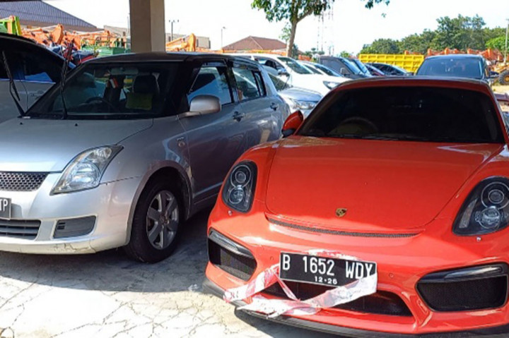 Barang bukti tersebut di antaranya puluhan alat berat, crane, forklift, truk, tronton, sepeda motor, dan sejumlah mobil mewah seperti Porsche berwarna erah.