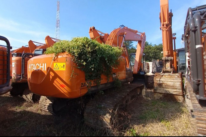 Barang bukti ini merupakan sitaan Kejagung di beberapa smelter swasta dan salah satu tersangka di Kabupaten Bangka Tengah. Beberapa alat berat sitaan Kejaksaan Agung tersebut terpantau tidak terawat dan sudah ditumbuhi tanaman liar.