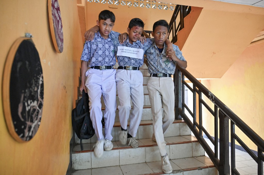 Mitigasi bencana yang digelar dalam bentuk simulasi gempa dan tsunami dipusatkan di halaman SMP Negeri 1 Banda Aceh di Banda Aceh, Rabu, 7 Agustus 2024.