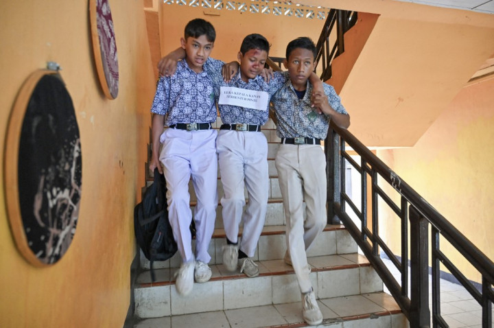 Mitigasi bencana yang digelar dalam bentuk simulasi gempa dan tsunami dipusatkan di halaman SMP Negeri 1 Banda Aceh di Banda Aceh, Rabu, 7 Agustus 2024.