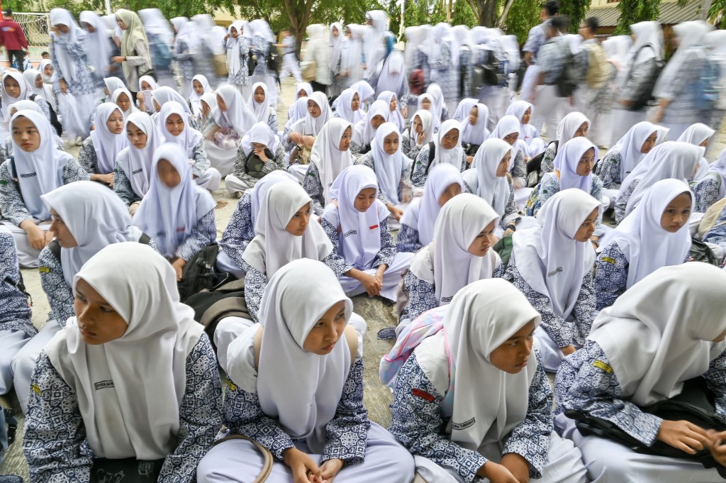 Selang beberapa saat kemudian, para pelajar keluar kelas berkumpul di halaman sekolah. Mereka juga selawat badar sebagai doa agar bencana segera berakhir.