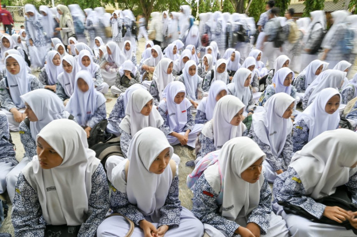 Selang beberapa saat kemudian, para pelajar keluar kelas berkumpul di halaman sekolah. Mereka juga selawat badar sebagai doa agar bencana segera berakhir.