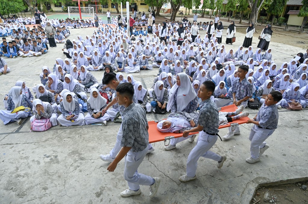 Simulasi berawal saat pelajar di sekolah itu mengikuti belajar mengajar. Tiba-tiba mereka dikejutkan dengan gempa berskala besar disertai bunyi sirene peringatan dini tsunami.