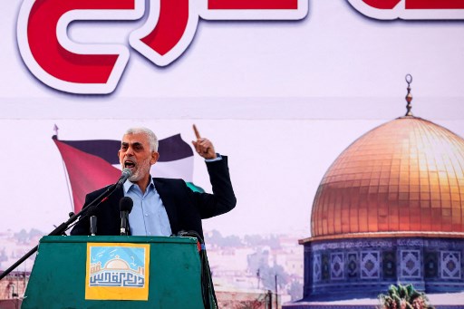 Sinwar, pemimpin militer Hamas yang dipandang sebagai dalang serangan 7 Oktober 2023 terhadap Israel, diyakini bersembunyi di serangkaian terowongan di bawah Gaza. Dia adalah pengambil keputusan utama kelompok tersebut di Gaza dan memegang kendali atas sekitar 120 sandera Israel yang masih dalam tahanan Hamas.