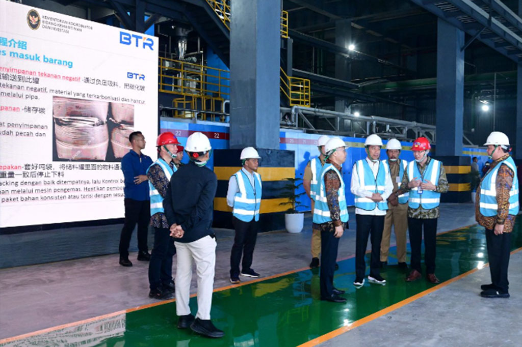 Presiden Joko Widodo (Jokowi) meresmikan pabrik bahan anoda baterai litium di Kawasan Ekonomi Khusus (KEK) di Kabupaten Kendal, Jawa Tengah, Rabu, yang diharapkan memperkuat ekosistem kendaraan listrik (electric vehicle/EV) di tanah air.