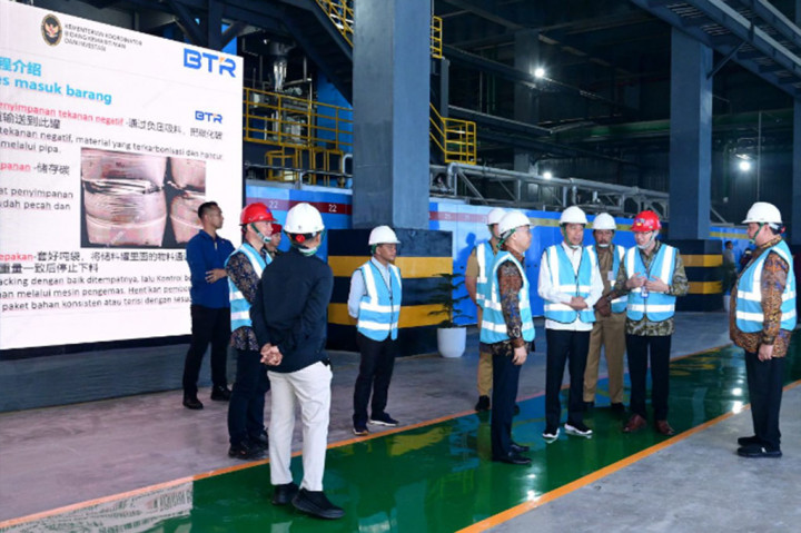 Presiden Joko Widodo (Jokowi) meresmikan pabrik bahan anoda baterai litium di Kawasan Ekonomi Khusus (KEK) di Kabupaten Kendal, Jawa Tengah, Rabu, yang diharapkan memperkuat ekosistem kendaraan listrik (electric vehicle/EV) di tanah air.