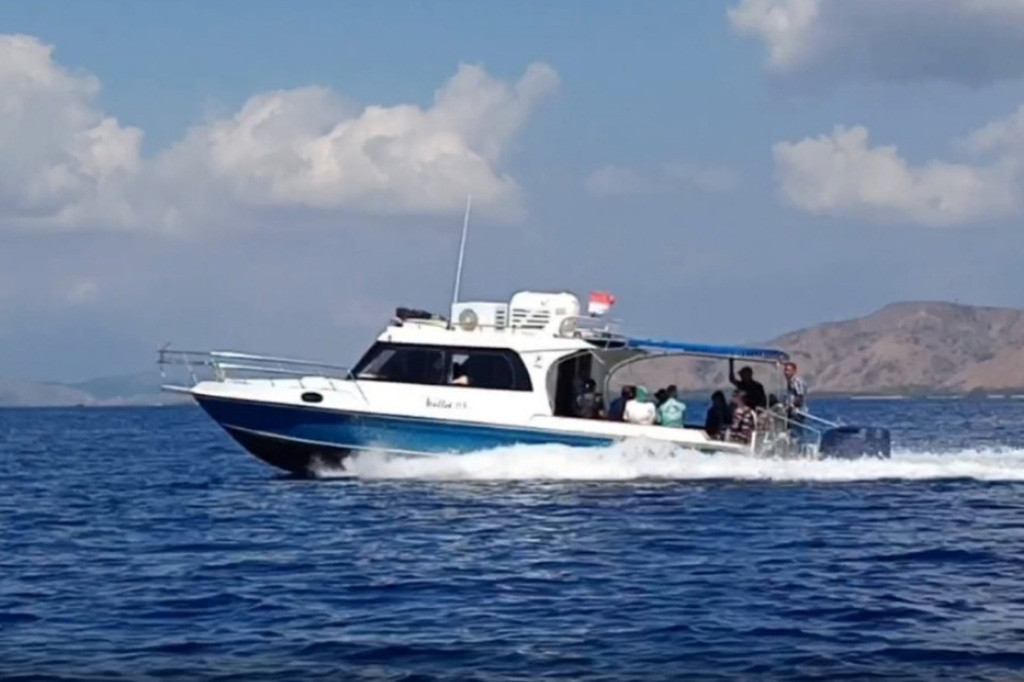 Komisi Pemberantasan Korupsi (KPK) bersama Pemerintah Kabupaten Manggarai Barat, Nusa Tenggara Timur memburu 10 kapal wisata di perairan Taman Nasional Komodo.