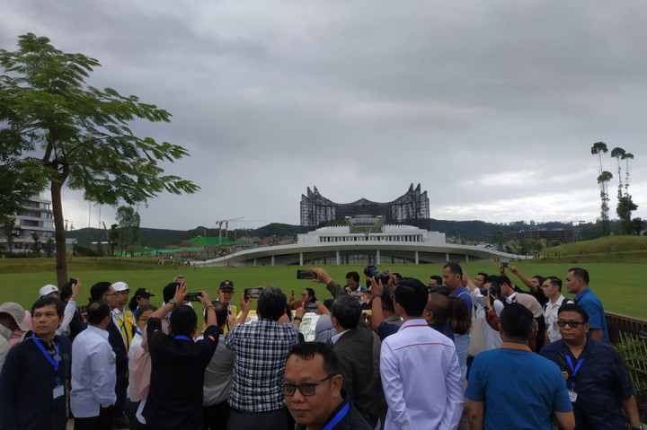 Menkopolhukam Hadi Tjahjanto bersama Menkominfo yang diwakili Dirjen IKP Usman Kansong mengajak para Pemimpin Redaksi nasional mengunjungi Ibu Kota Nusantara (IKN) di Penajam Paser Utara, Kalimantan Timur, Rabu, 7 Agustus 2024. Kegiatan tersebut untuk memantau progress pembangunan IKN. 