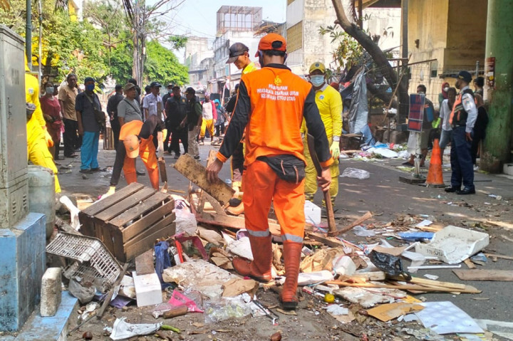 Ratusan pedagang di Jalan Sadar IV, Gambir, Jakarta Pusat ditertibkan Satuan Polisi Pamong Praja (Satpol PP) Jakarta Pusat, Rabu 7 Agustus 2024.