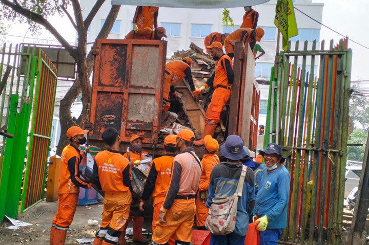 Lurah Petojo Utara, Dipta Dwipakusuma mengatakan pedagang di Jalan Sadar IV masuk dalam target penataan kawasan. Informasi terkait penataan pun sudah diberitahu sejak beberapa bulan lalu kepada pedagang yang mengisi jalanan.