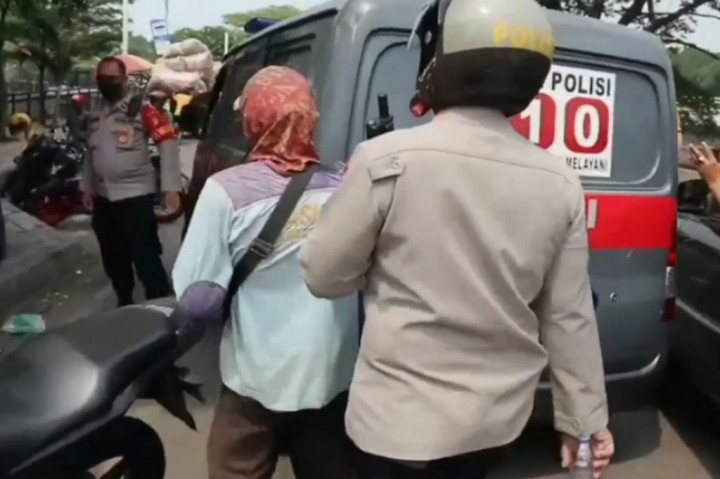 Kapolsek Koja, Kompol M Syahroni, mengungkapkan pihaknya menangkap 88 orang dalam tiga hari operasi tersebut. Saat patroli siang ini, polisi menangkap dua debt collector alias mata elang, pelaku pemalakan, dan beberapa juru parkir liar.