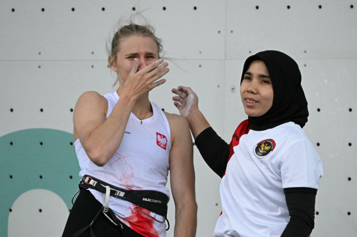 Perempuan 23 tahun asal Bali itu mencatatkan waktu 6,369 detik. Sedangkan lawannya membukukan waktu 6,363 detik. Sementara, rekan senegaranya, Rajiah Sallsabillah, sempat menjaga asa Indonesia untuk bisa meraih medali dalam cabang olahraga itu.