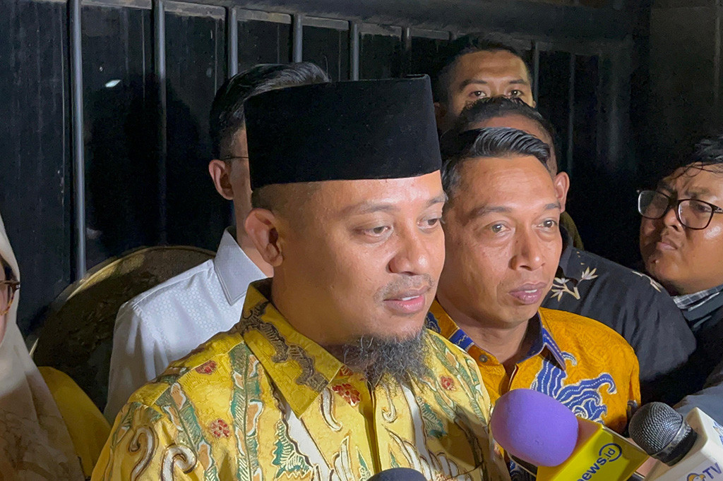 Calon Gubernur Sulawesi Selatan Andi Sudirman Sulaeman dan Wakilnya Fatmawati Rusdi menyambangi Rumah Dinas Ketua Umum Partai Golkar Airlangga Hartarto hari ini, 7 Agustus 2024, malam. Kedatangan mereka disebut sebagai bentuk silaturahmi.