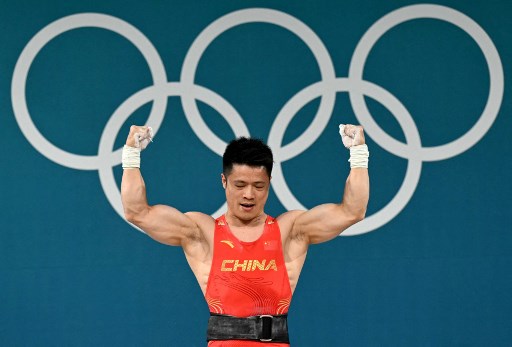 Li Fabin memecahkan rekor dunia untuk angkatan snatch di kelas 61 kg yang sebelumnya ia torehkan dengan angkatan 143 kg.