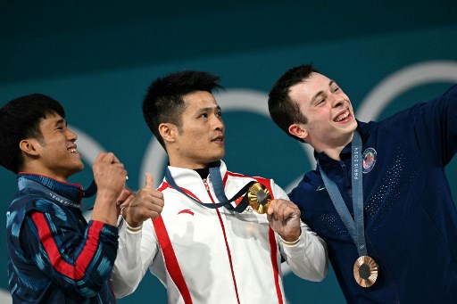 Li Fabin berhasil meraih medali emas dengan total angkatan 310 kg, sedangkan medali perak diraih lifter Thailand Theerapong Silachai dengan total angkatan 303 kg, dan perunggu diraih lifter Amerika Serikat Hampton Morris dengan total angkatan 298 kg.