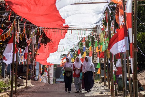 Kepala Desa Lemahsugih Dede Sudrajat mengatakan pemasangan bendera merah putih tersebut dalam rangka menyambut dan memeriahkan HUT ke-79 RI, dan juga bentuk rasa syukur warga desa serta bentuk penghargaan kepada para pejuang yang telah memerdekakan Indonesia dari penjajah.
