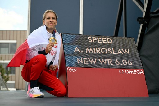 Miroslaw yang turun sebagai unggulan teratas di Olimpiade Paris, kembali memecahkan rekor dunia yang sebelumnya ia pegang, dengan catatan waktu baru yaitu 6,06 detik.