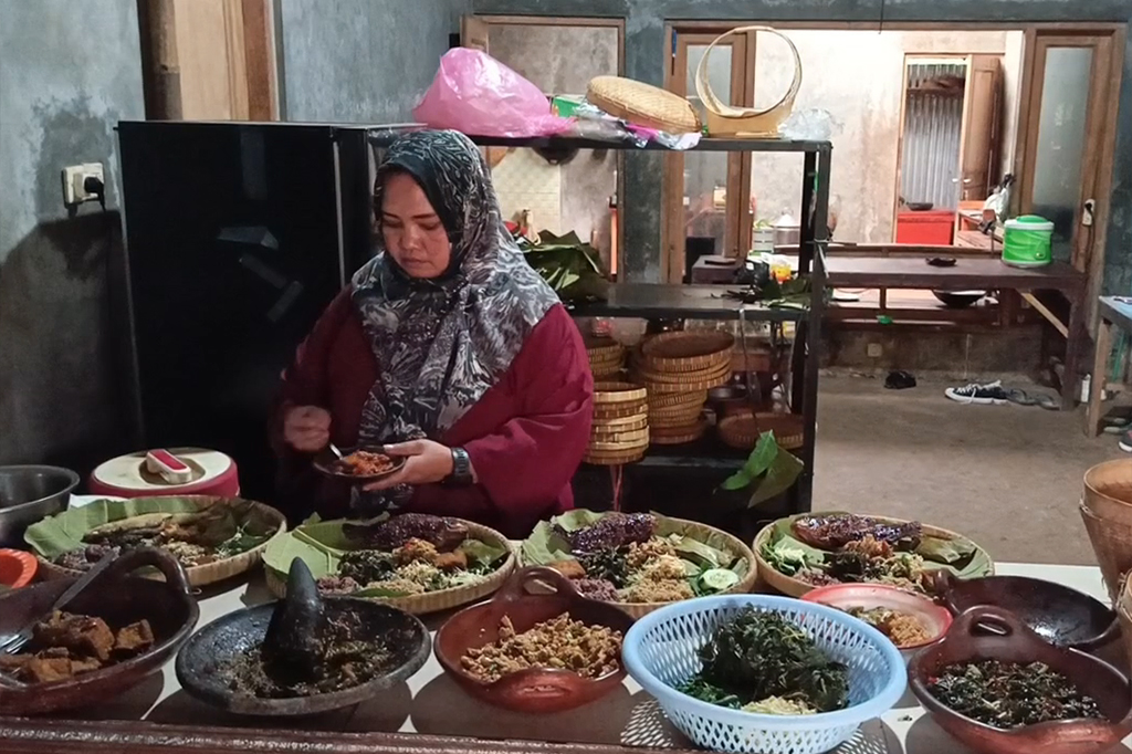 Para pelanggan sendiri datang dari berbagai wilayah bahkan dari luar Sukoharjo, salah satunya dari Wonogiri, Sragen, Bandung, bahkan dari Surabaya. Mereka jauh-jauh hari booking untuk berburu wisata kulier khas Sukoharjo tersebut.