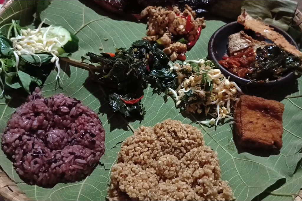 Cara penyajiannya cukup unik yaitu dengan sebuah tampah kecil dengan alas daun jati dan diberi aneka lalapan yang didalamnya terdapat nasi tiwul dan nasi merah untuk disajikan kepada pelanggan.