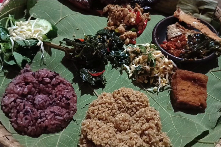 Cara penyajiannya cukup unik yaitu dengan sebuah tampah kecil dengan alas daun jati dan diberi aneka lalapan yang didalamnya terdapat nasi tiwul dan nasi merah untuk disajikan kepada pelanggan.
