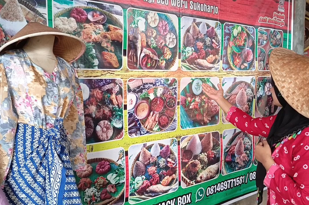 Omah Tiwul Bunga Ayu menyajikan kulier tradisional Jawa berupa menu Tiwul Gembul. Tiwul berasal dari singkong yang diolah menjadi beras tiwul dan menjadi sajian menu khas di wilayah Wonogiri dan Sukoharjo, khususnya di pesisir selatan Sukoharjo, tepatnya di Ngreco, Weru.