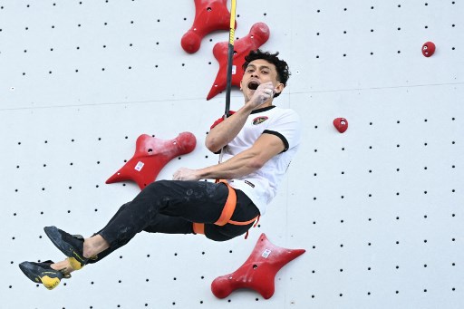 Atlet panjat tebing Veddriq Leonardo menjadi atlet pertama Indonesia yang menyumbangkan medali emas dalam Olimpiade Paris 2024.