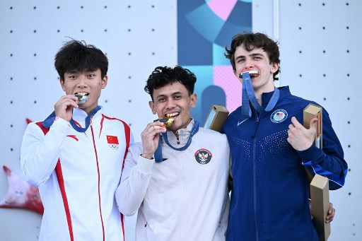 Dia membukukan waktu 4,75 detik atau 0,02 detik, lebih cepat dari lawannya yang mencatat waktu 4,77 detik. Sementara perunggu direbut atlet AS Sam Watson.