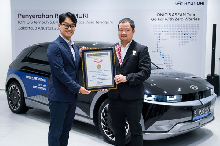 Head of Marketing & PR Hyundai Motor Asia Pacific HQ Sangwook Lee menerima piagam penghargaan dari Vice Director of MURI Osmar Semesta Susilo.