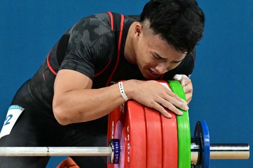 Lifter putra andalan Indonesia Rizki Juniansyah berhasil menyabet medali emas pada pertandingan angkat besi kelas 73 kg putra Olimpiade Paris 2024, di South Paris Arena 6, Prancis, Kamis, 8 Agustus 2024 waktu setempat.